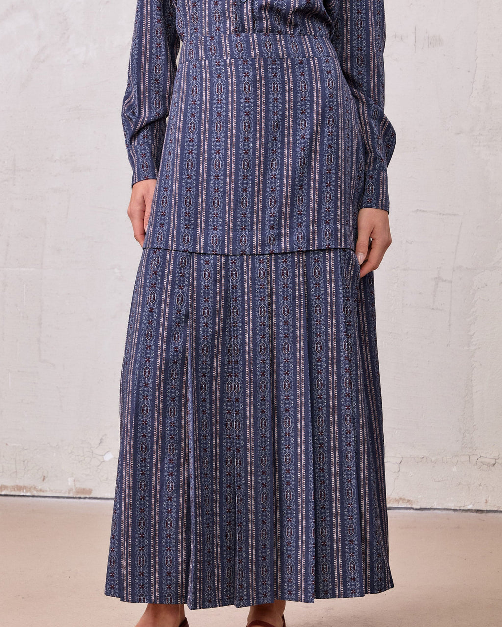 Pleat Bottom Blue Striped Medallion Flower Print Skirt
